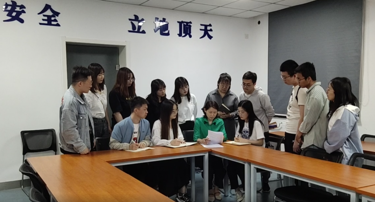 说明: 方向带头人带领学生研讨